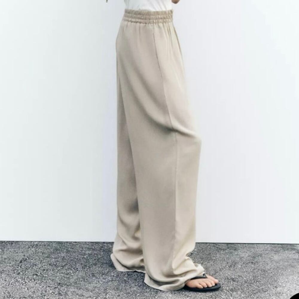 High-waisted pants with elastic waistband. Side seam pockets. Wide leg.sz M